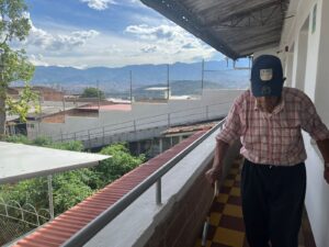 Hombres hermanos geriatrico